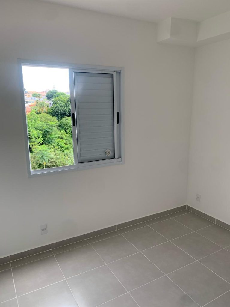 Aluga – se Apartamento novo com varanda integrada