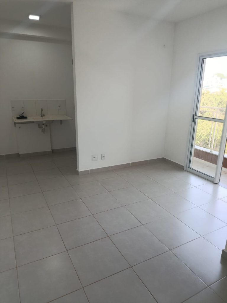 Aluga – se Apartamento novo com varanda integrada