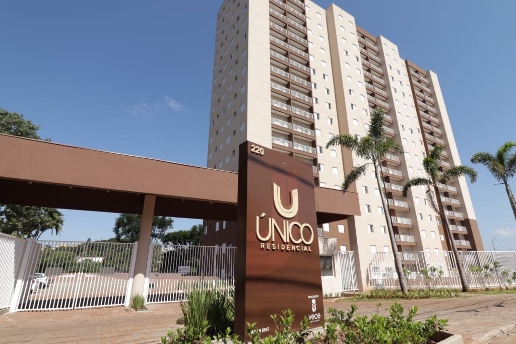 Aluga – se Apartamento novo com varanda integrada