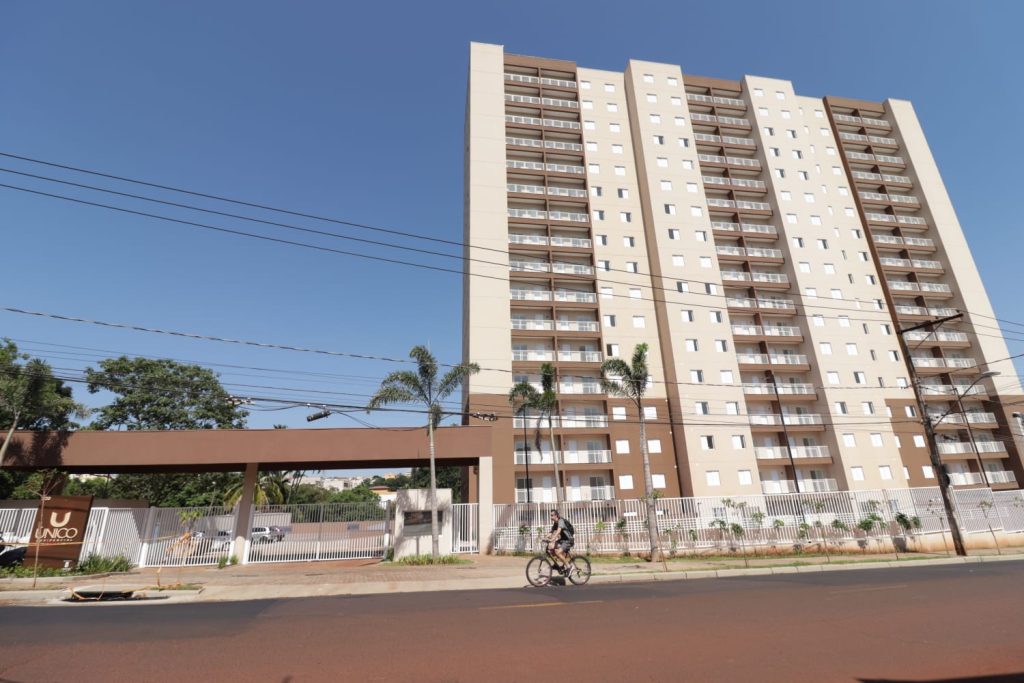 Aluga – se Apartamento novo com varanda integrada