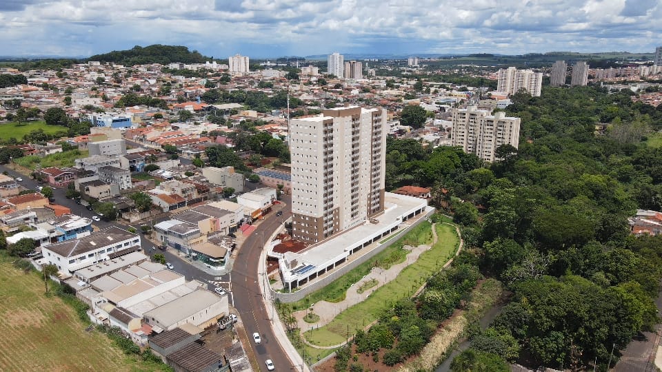 Aluga – se Apartamento novo com varanda integrada