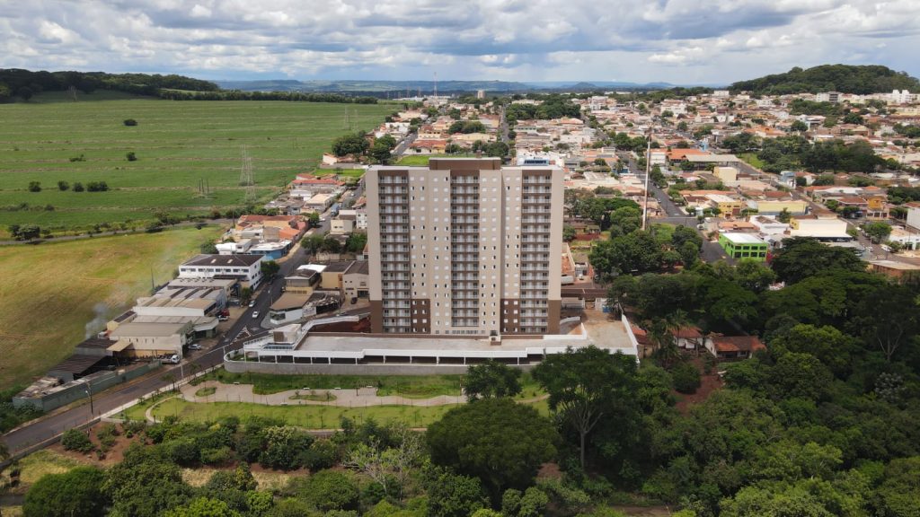 Aluga – se Apartamento novo com varanda integrada