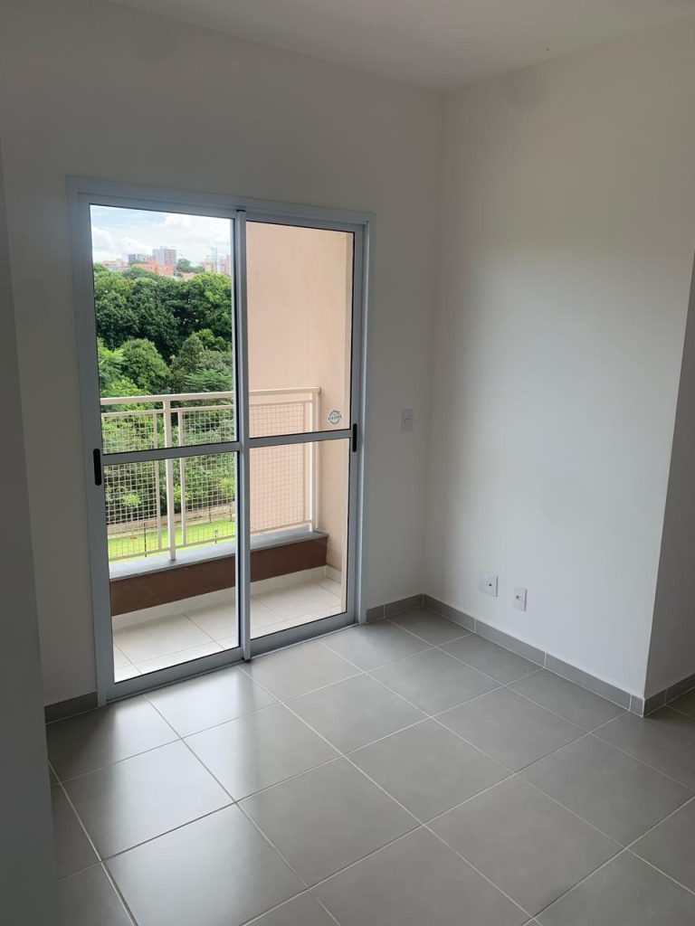 Aluga – se Apartamento novo com varanda integrada