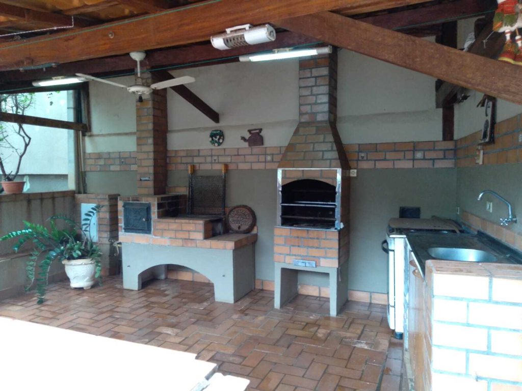 Casa 3 dormitórios com área gourmet
