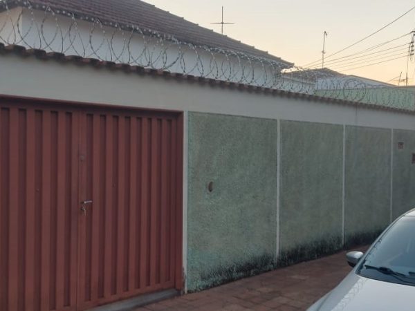 Casa com terreno amplo no bairro Campos Elíseos