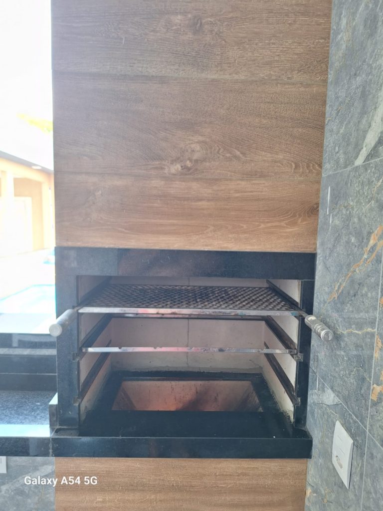 Casa Nova com Piscina zona Leste