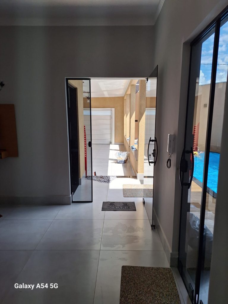 Casa Nova com Piscina zona Leste