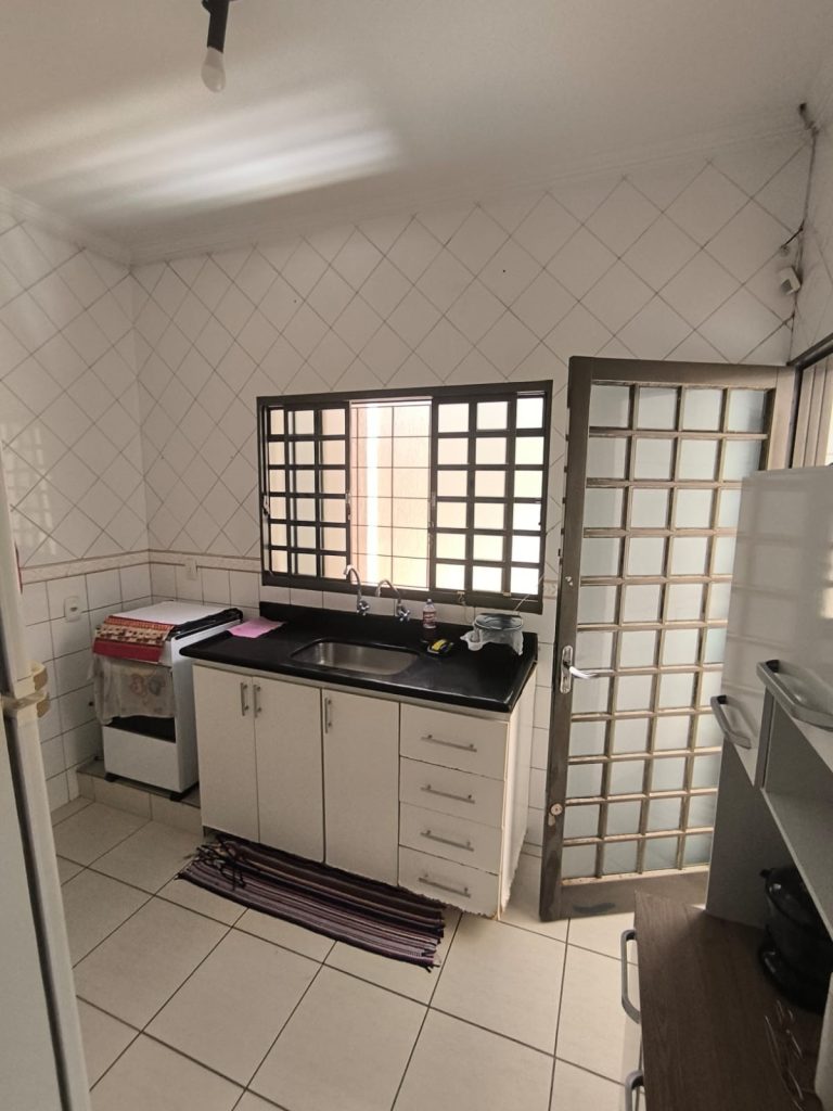 🏡✨ CASA COMPLETA COM SUÍTE + HIDRO NO PQ DOS PINUS!