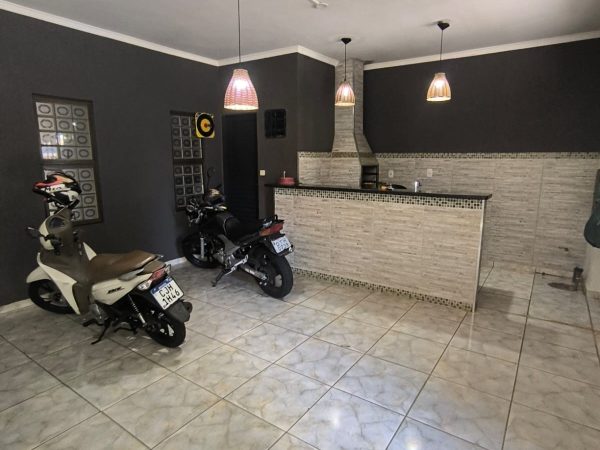 🏡✨ CASA COMPLETA COM SUÍTE + HIDRO NO PQ DOS PINUS!