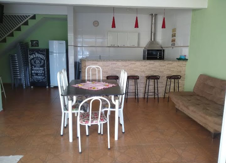 Casa com Área de Lazer – Parque dos Pinus