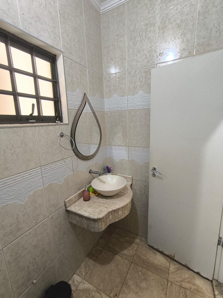 🏡✨ CASA COMPLETA COM SUÍTE + HIDRO NO PQ DOS PINUS!