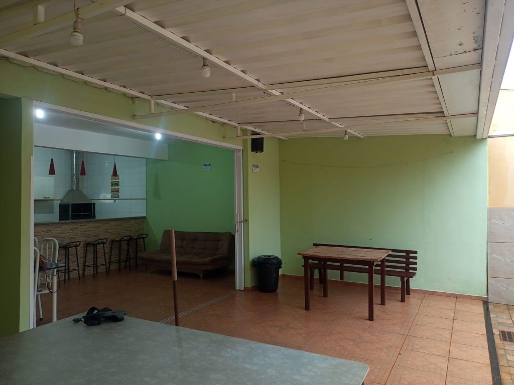 Casa com Área de Lazer – Parque dos Pinus