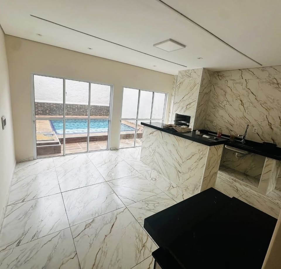 CASA NOVA COM PISCINA À VENDA – CAMPOS ELÍSEOS