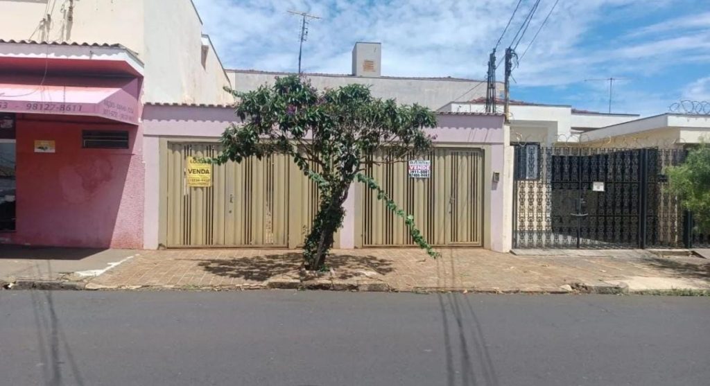 CASA À VENDA NA ÁREA NOBRE DO BAIRRO IPIRANGA